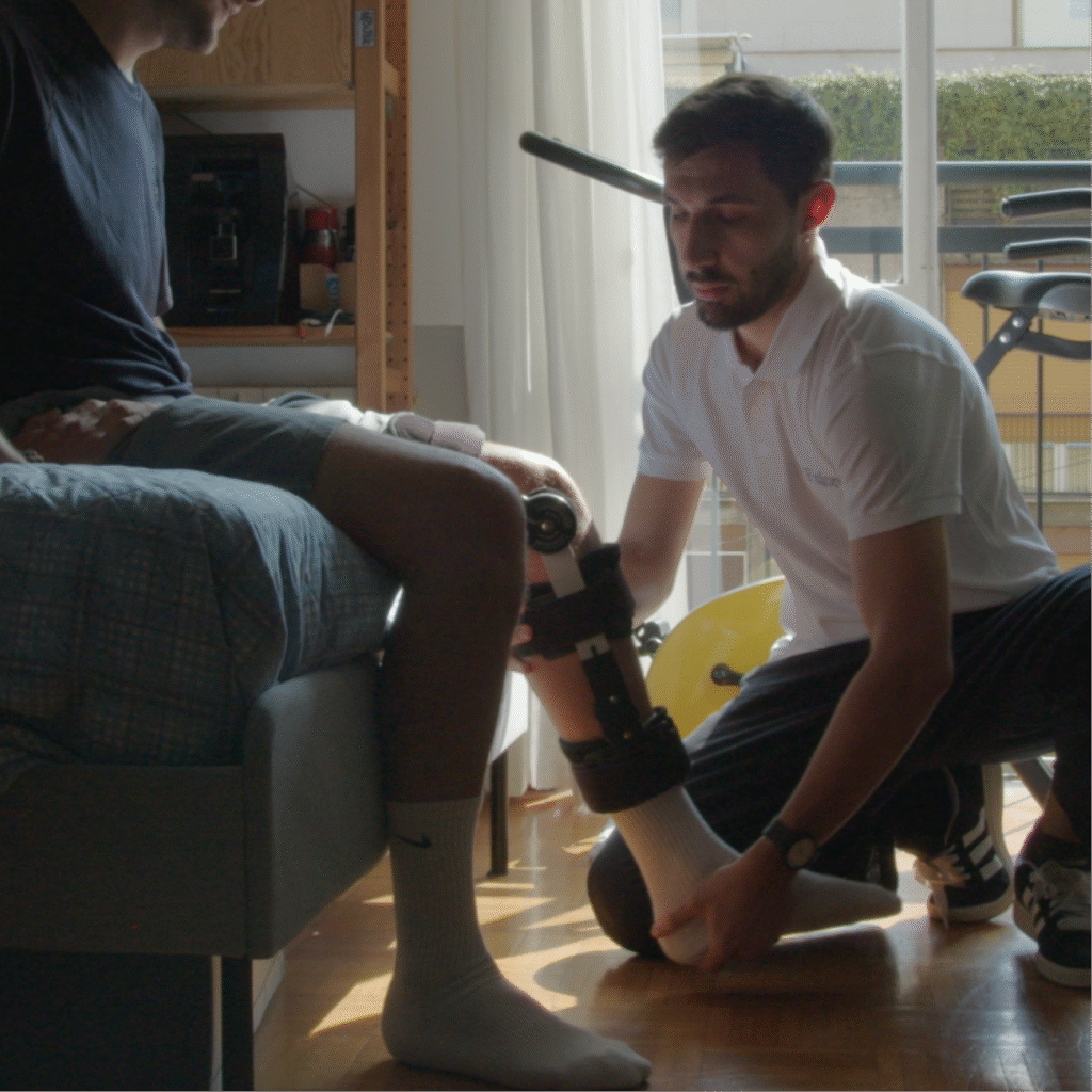 Fisioterapista di Fisiora durante una seduta a domicilio