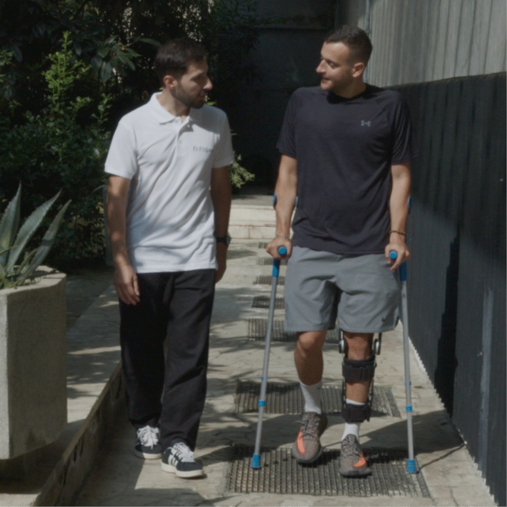 Fisioterapista Fisiora che effettua una valutazione funzionale