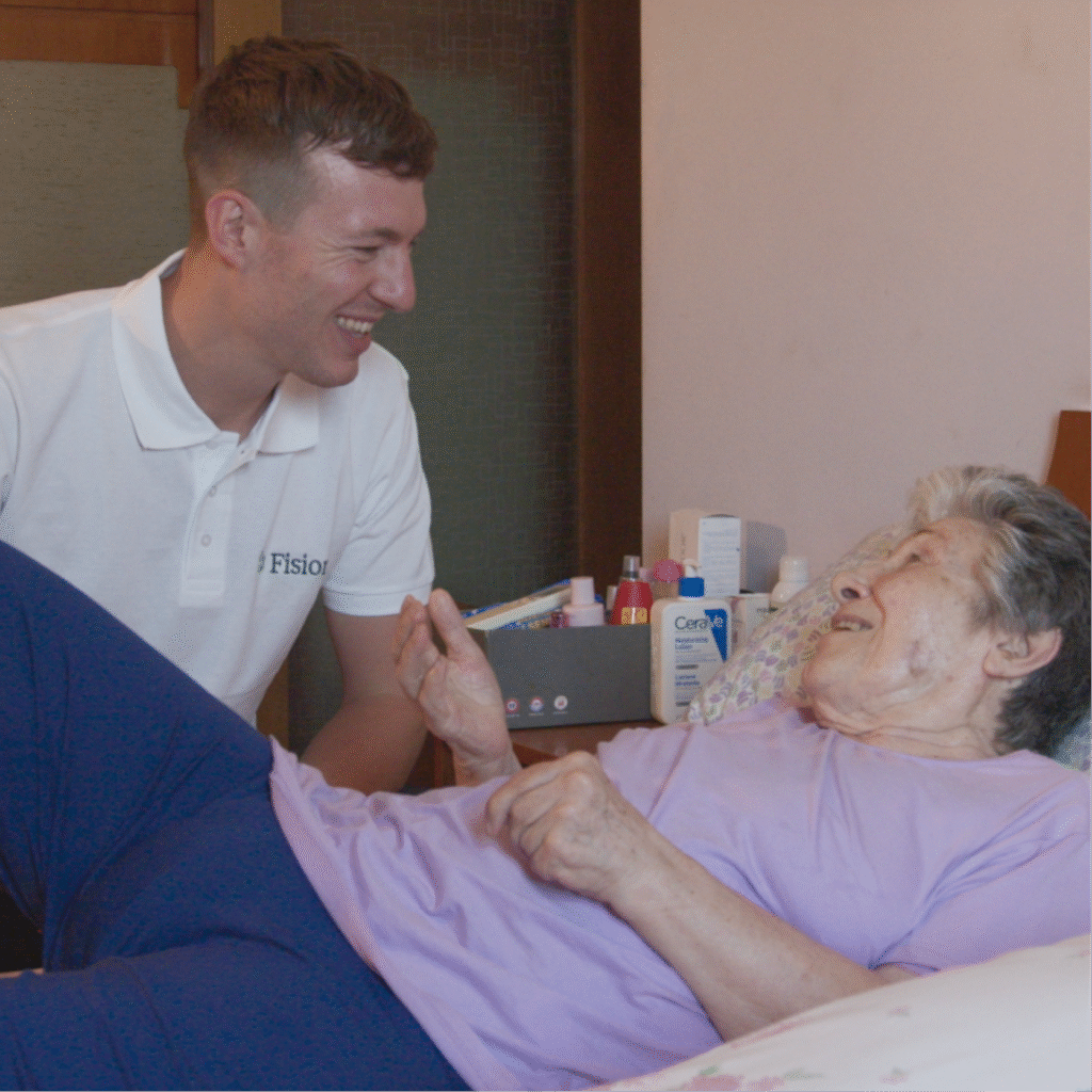 Professionista Fisiora che segue un paziente in esercizi riabilitativi