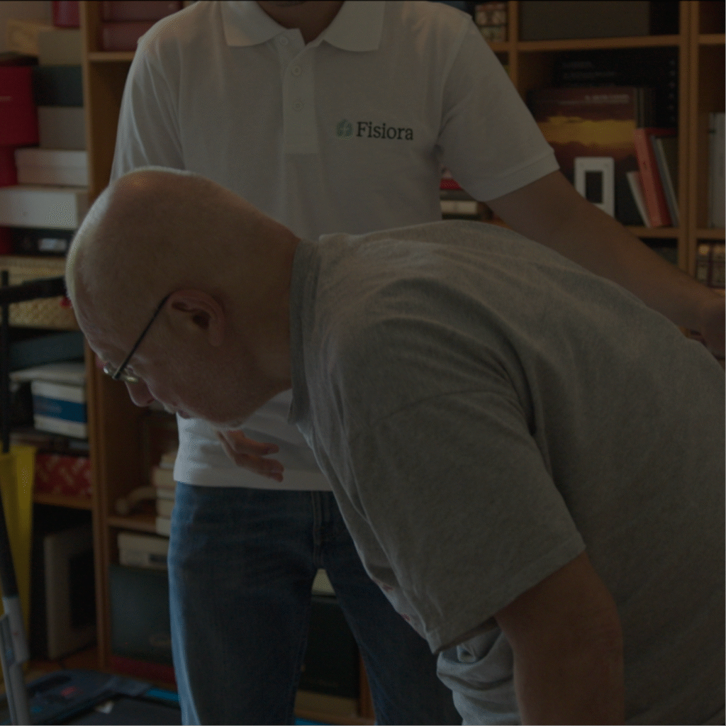 Fisioterapista Fisiora che fornisce terapia manuale durante un trattamento